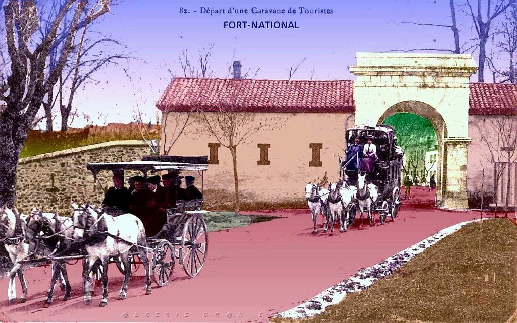 Fort-National - Depart d'une caravane de touristes .jpg
